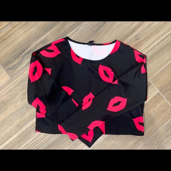 Black Crop Top with Hot Pink Lips 👄 - Picture 2 of 6